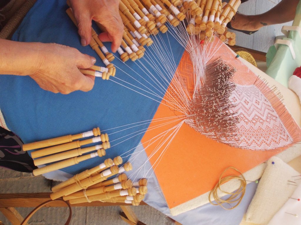 Atelier piquées de dentelle - Atelier Gaumais - Halenzy